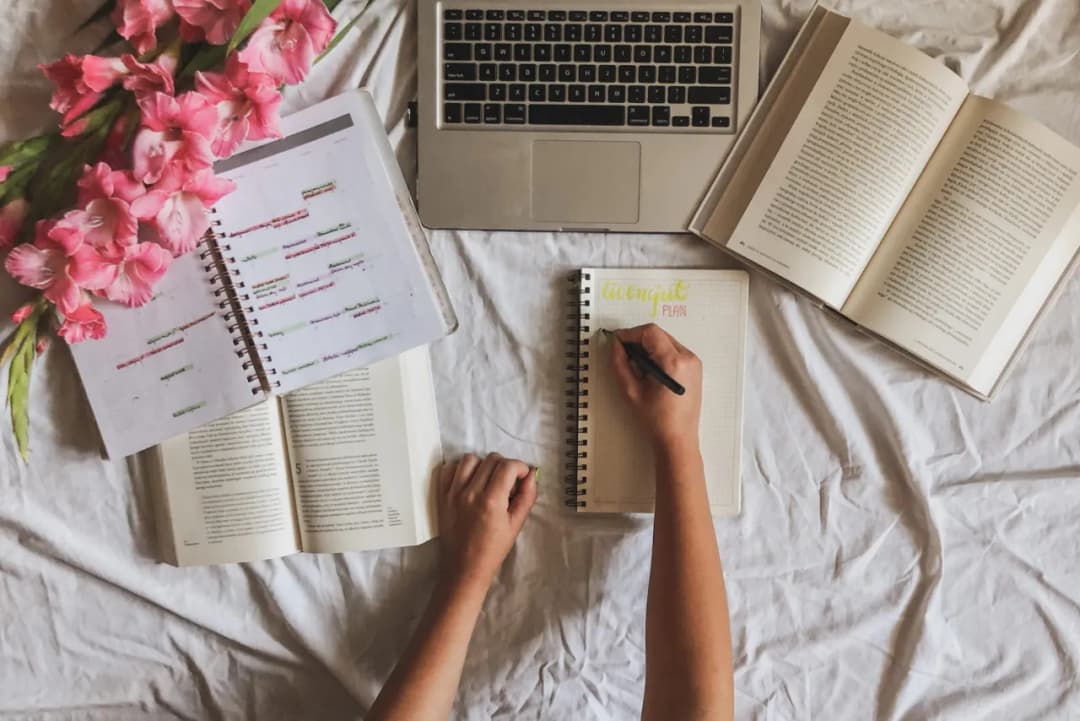 Jak zapisywać cytaty w pracy: metody, które ułatwią pisanie