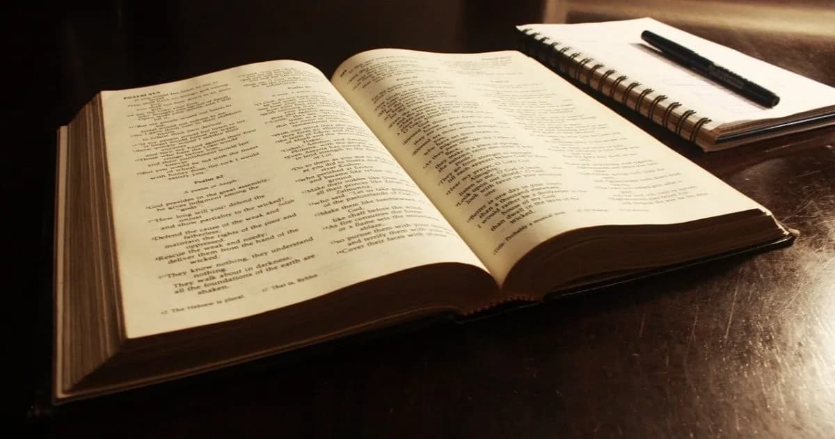 Czy Biblia to literatura? Analiza argumentów za i przeciw klasyfikacji