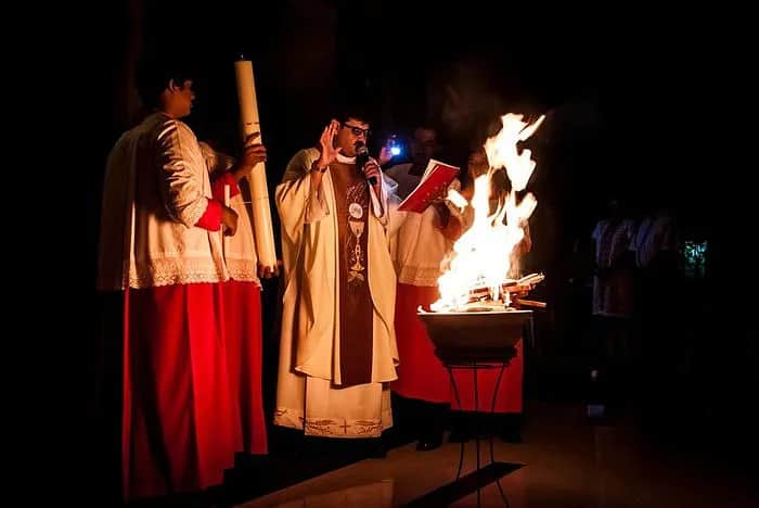 Co oznaczają symbole na świecy paschalnej? Odkryj ich głębokie znaczenie