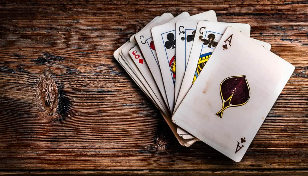 Popularna gra karciana bez tajemnic, czyli jak zrozumieć ulubioną grę agenta 007