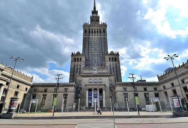 Czego symbolem był pałac kultury i nauki w Warszawie? Historia i znaczenie