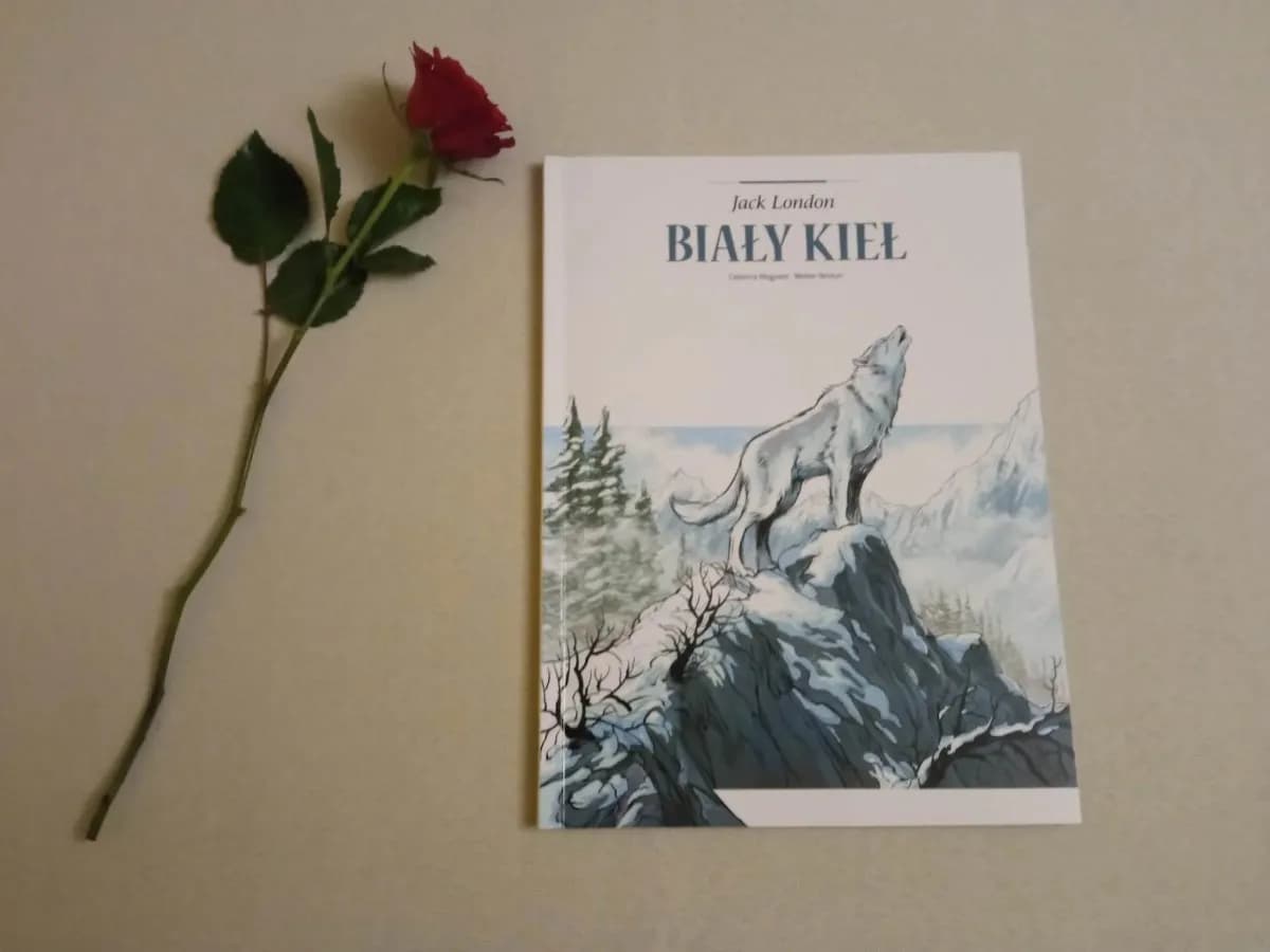 Recenzja książki Biały Kieł – odkryj głębię relacji człowieka z wilkiem