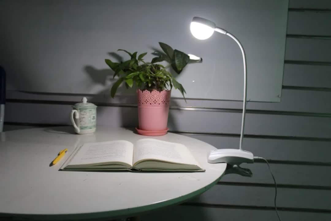 Co to literatura faktu? Definicja, przykłady i różnice od beletrystyki